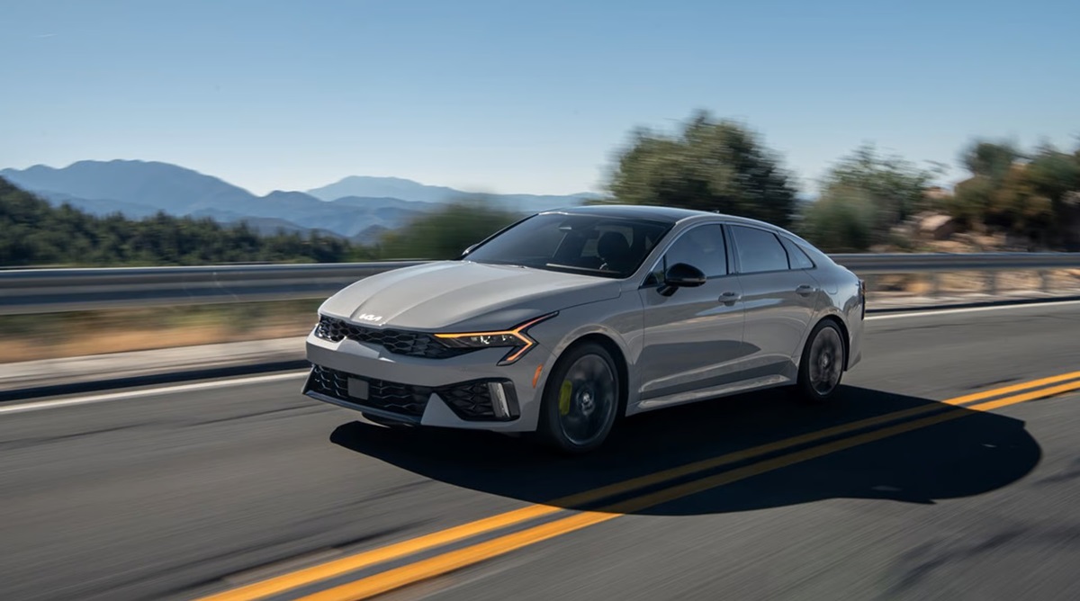 Kia відкликає тисячі K5 через програмне забезпечення з “корейською логікою”