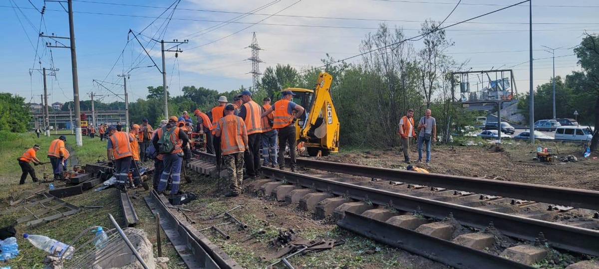 Метро та УЗ відновлюють колії після атаки, змінено маршрути