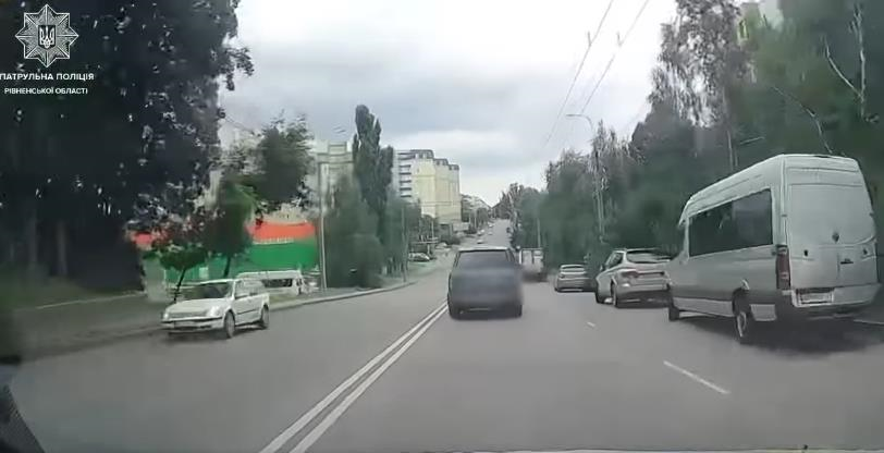 У Рівному п’яний водій врізався в магазин, тікаючи від патрульних