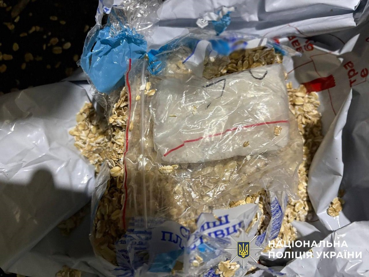 Киянин продавав психотропи, ховаючи їх у вівсянку