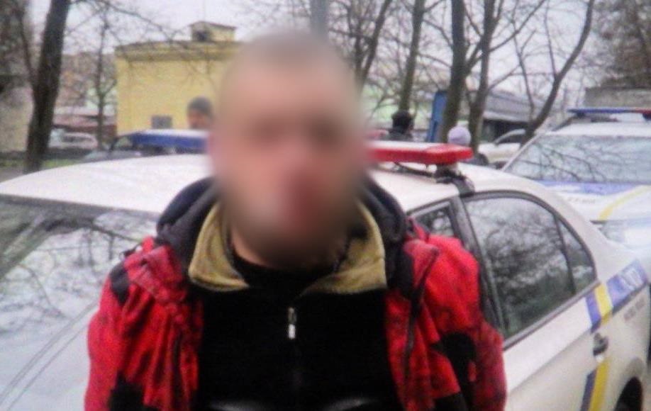 В Києві чоловік пограбував дівчину, погрожуючи іграшковим пістолетом