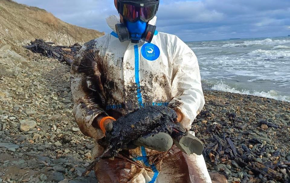 Величезні мазутні плями зафіксували в Керченській протоці – соцмережі