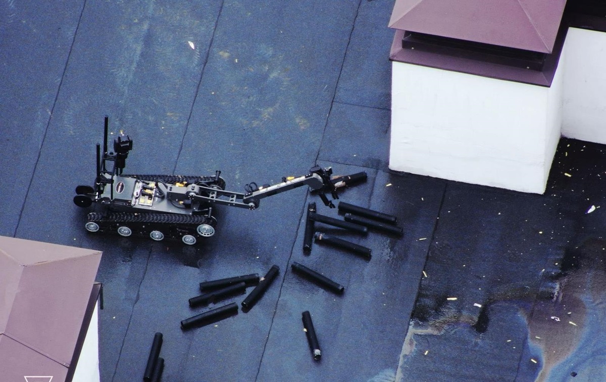 Касетні боєприпаси на даху висотки у Вишгороді збирав робот