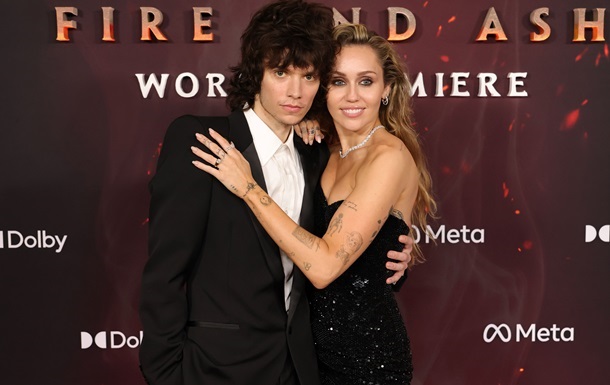 Майлі Сайрус підтвердила заручини з музикантом Максом Морандо