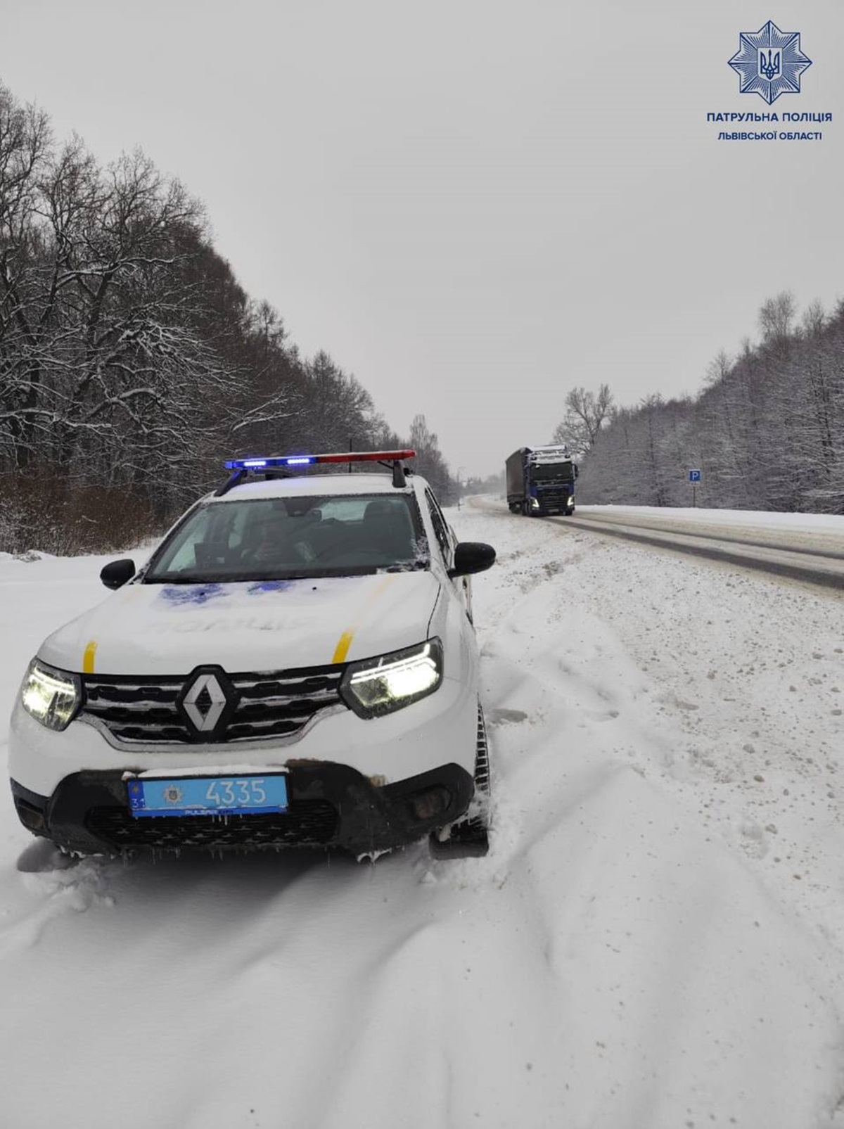 Сильний снігопад ускладнив на трасі Київ-Чоп