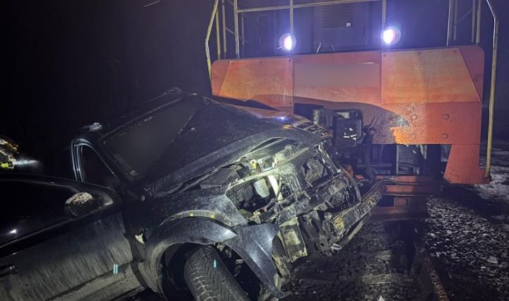 На Буковині зіткннулися позашляховик і тепловоз, є загиблий