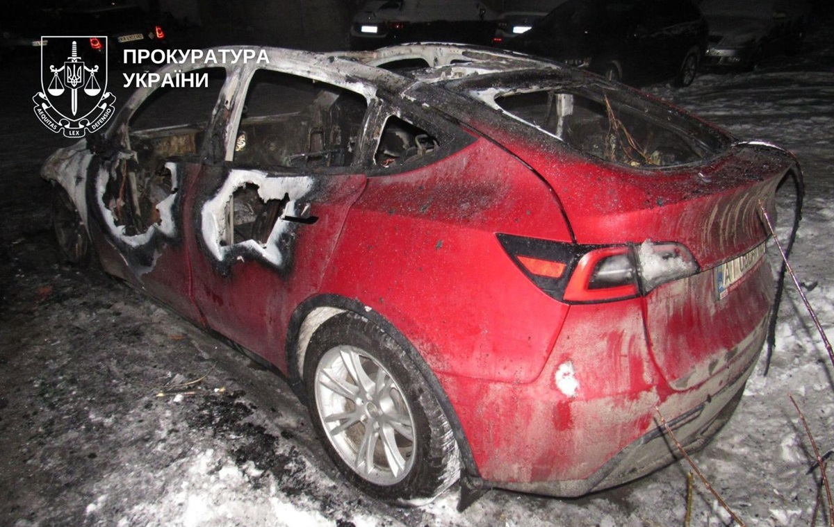 У Києві спалили автомобілі Tesla на замовлення РФ