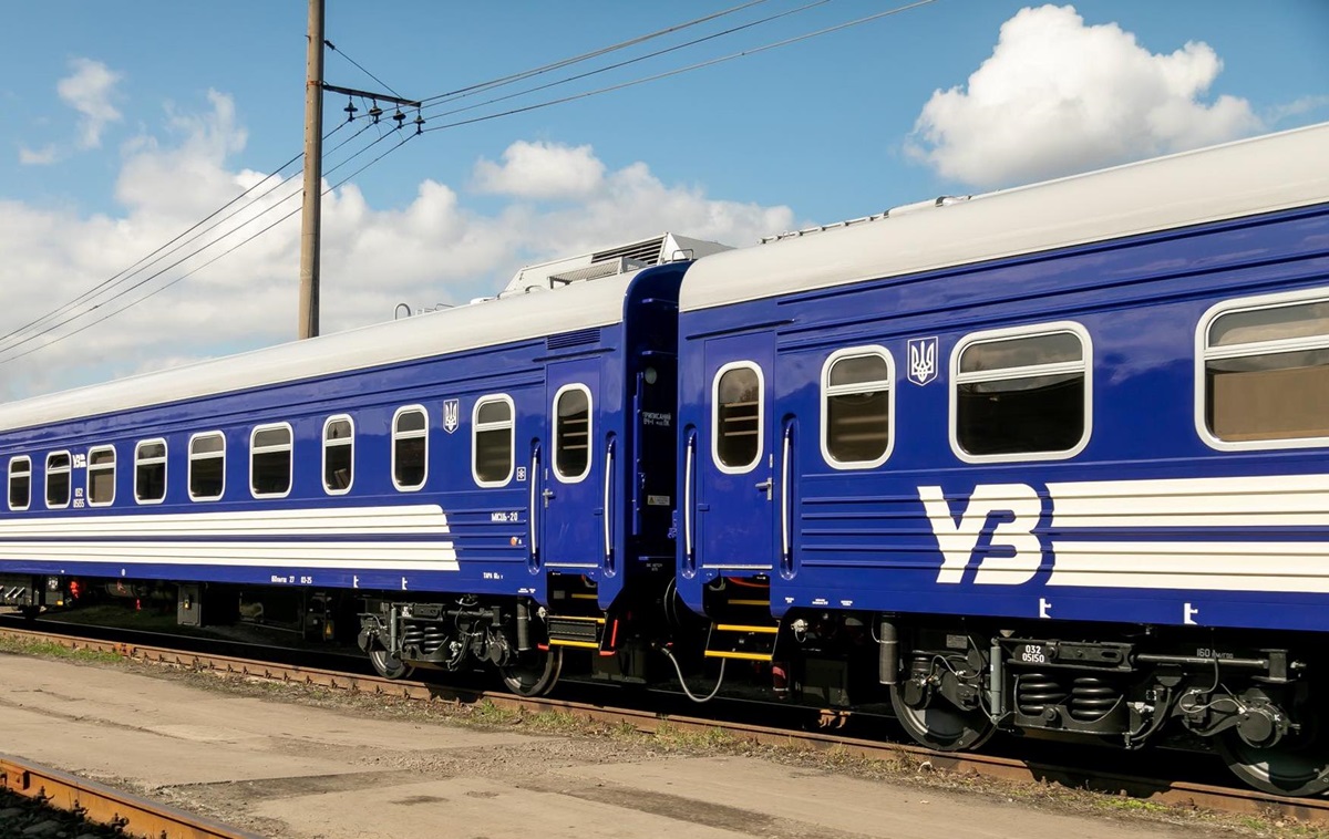 Укрзалізниця змінила рух потягів через обстріли