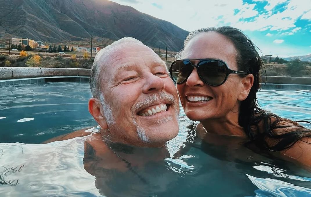 62-річний лідер Metallica освідчився коханій під водою серед акул