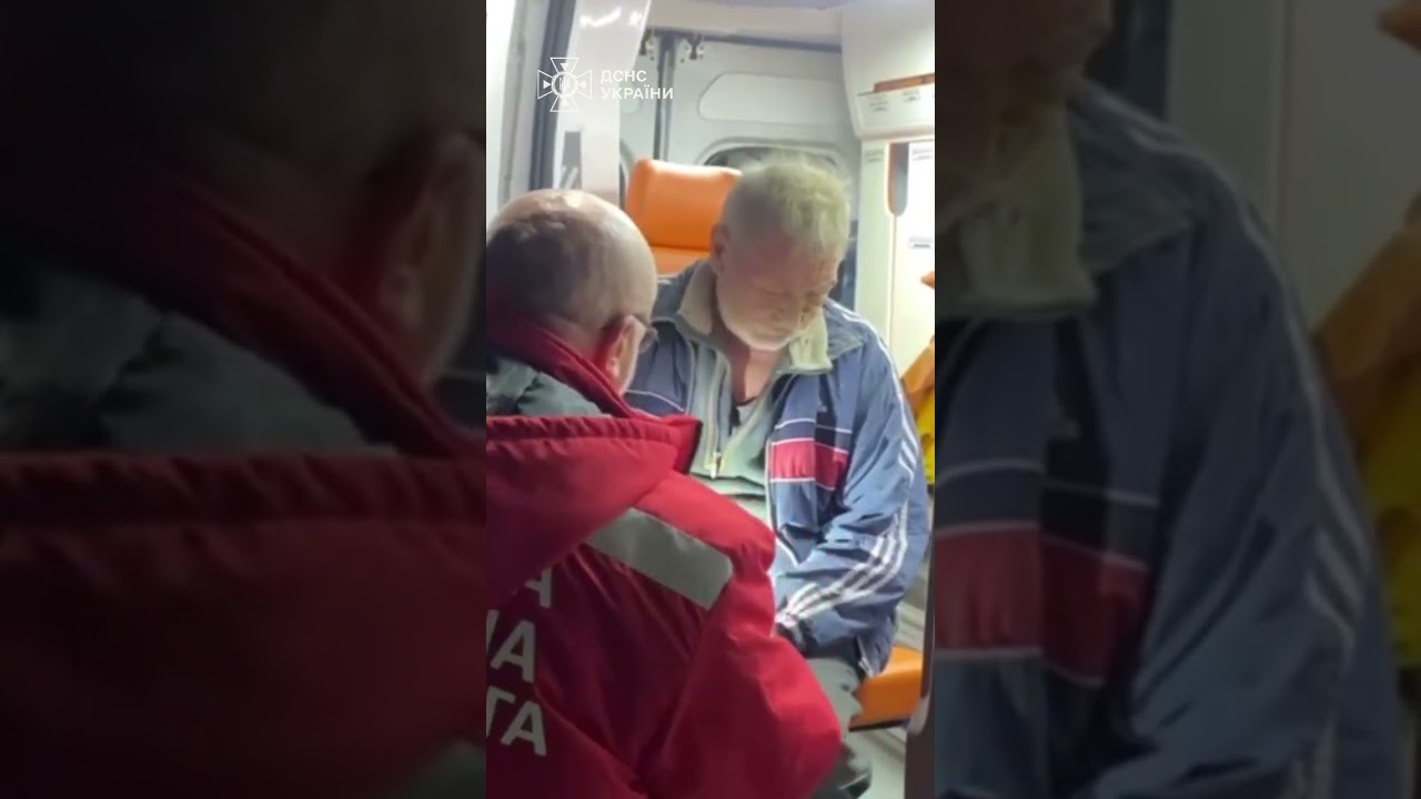 «Мамо!»: рятувальники шукають рідних під завалами у Запоріжжі