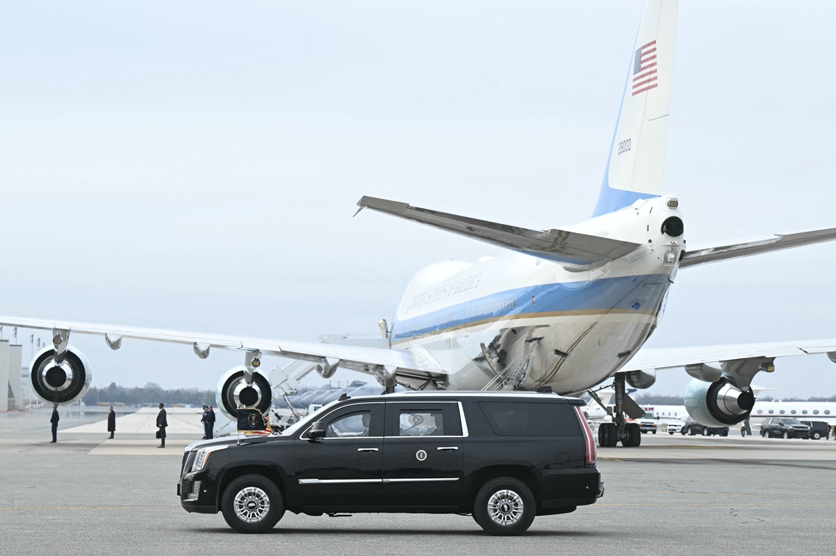 Біля літака Трампа помітили невідомий дрон