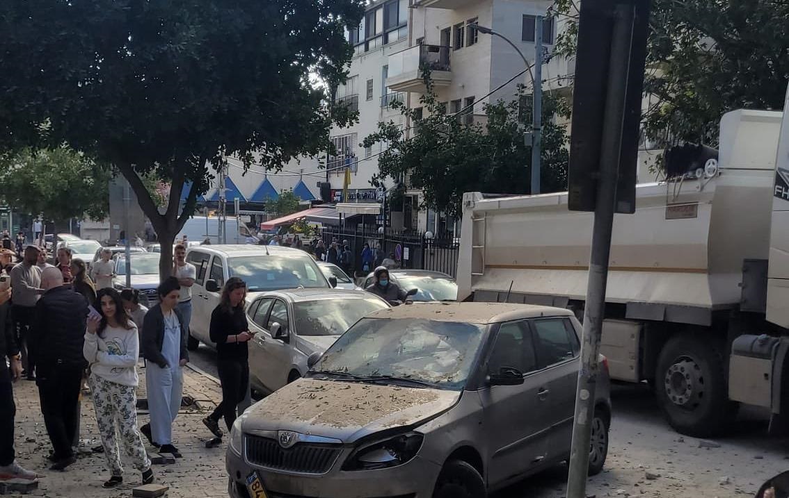 Частини іранської ракети впали під посольством України в Ізраїлі