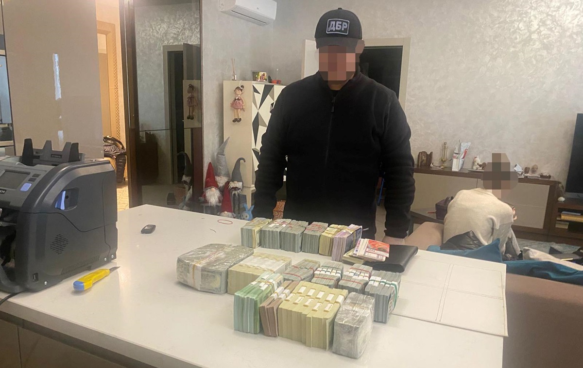 ДБР: Підприємець дав неправдиві свідчення, щоб “відбілити” чиновницю