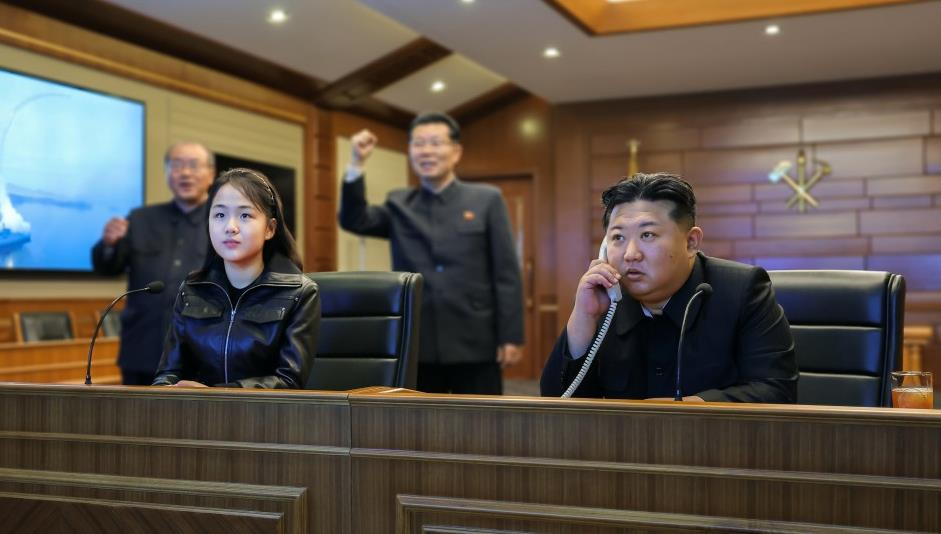 Кім Чен Ин разом з донькою спостерігав за випробуванням крилатих ракет