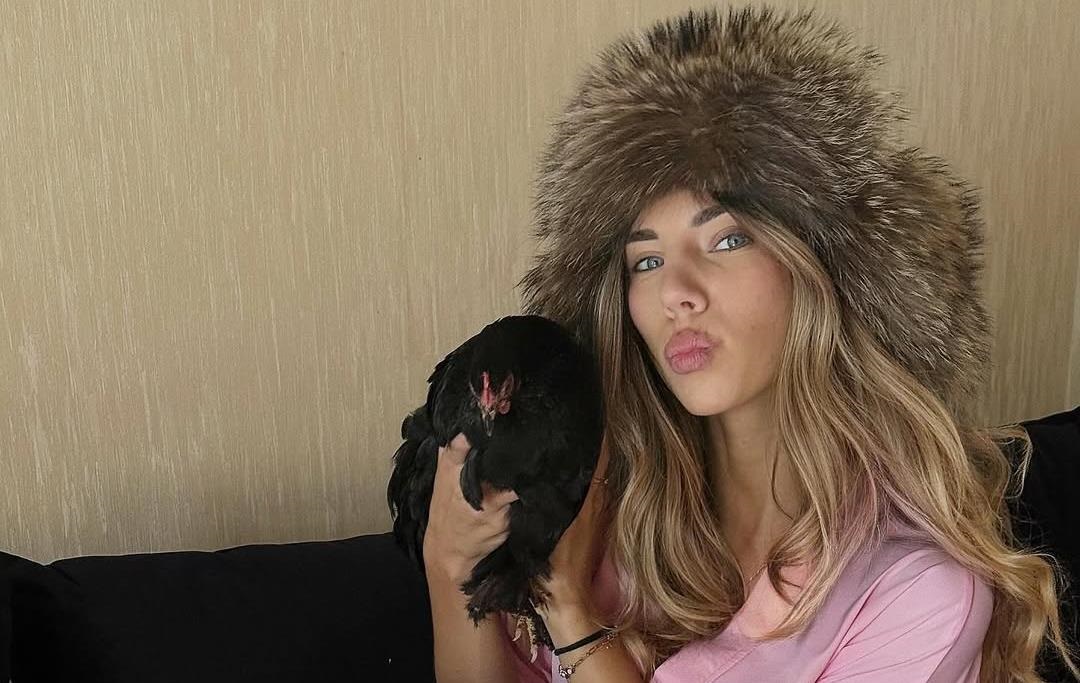 Курка на манікюрі. Одеситка принесла пташку у салон