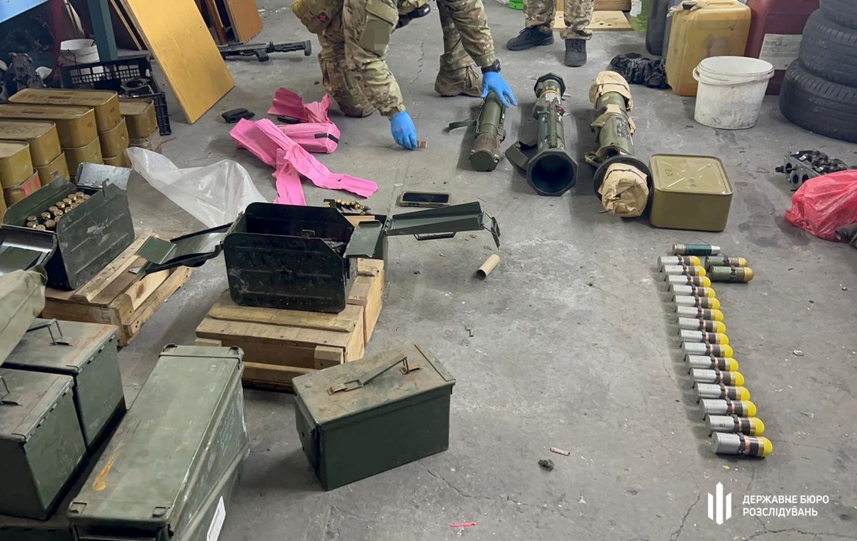 Мільйонний “бізнес”: військові продавали зброю, викрадену з фронту