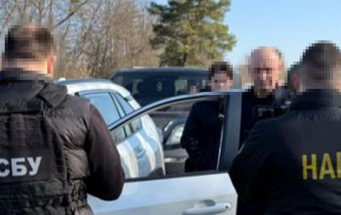 На Буковині викрито суддю, який підмовляв адвоката дати хабар