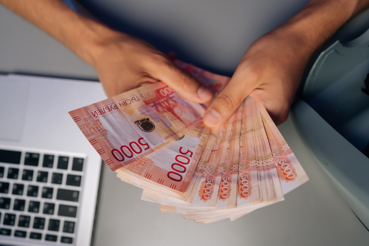 Російський рубль продовжує слабнути, попри зростання цін на нафту