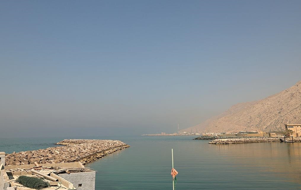 Рух суден в Ормузькій протоці зупинився майже повністю