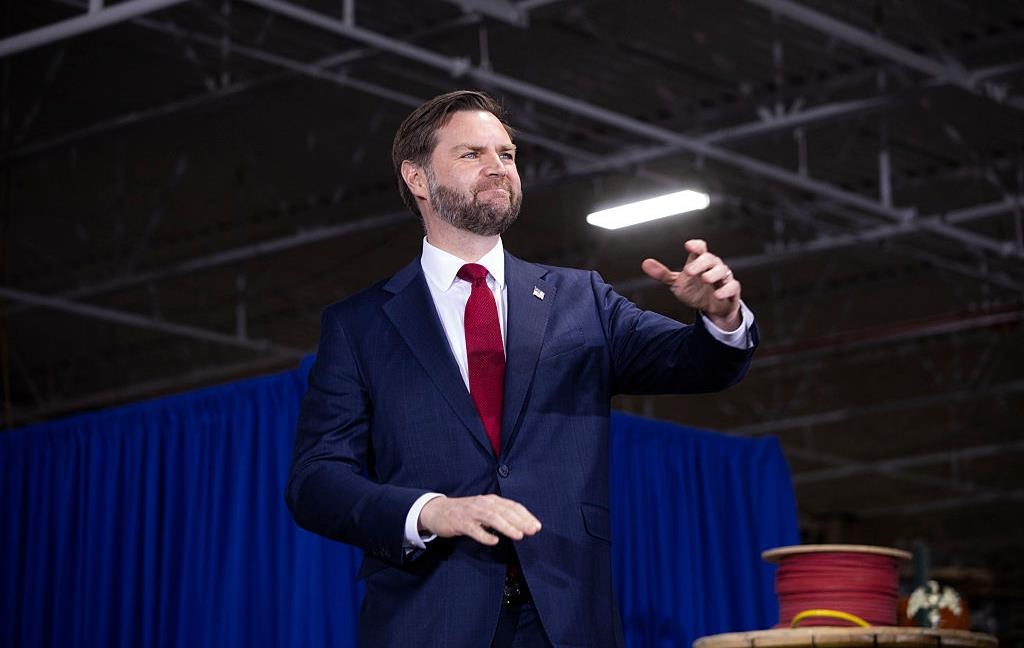 Уряд Угорщини анонсував візит Венса перед виборами