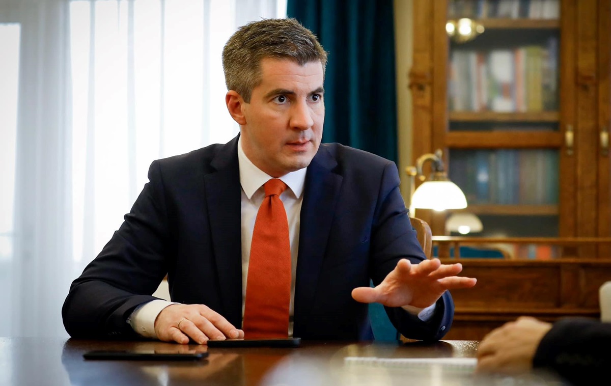 В Орбана готуються надовго “затримати” викрадені гроші Ощадбанку