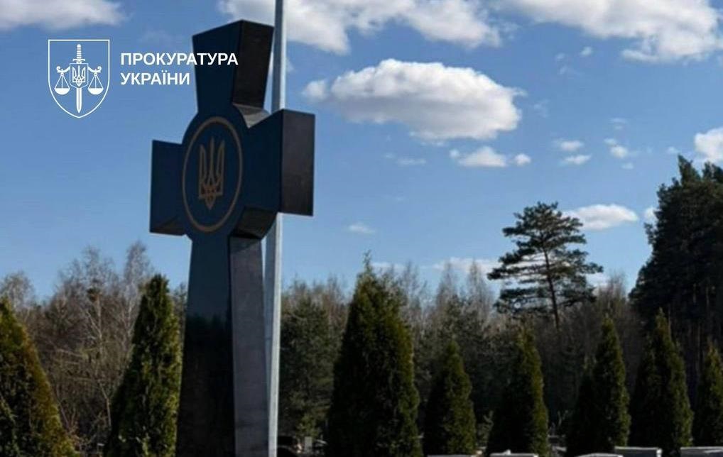 На Київщині викрили схему заробітку на могильних хрестах для військових