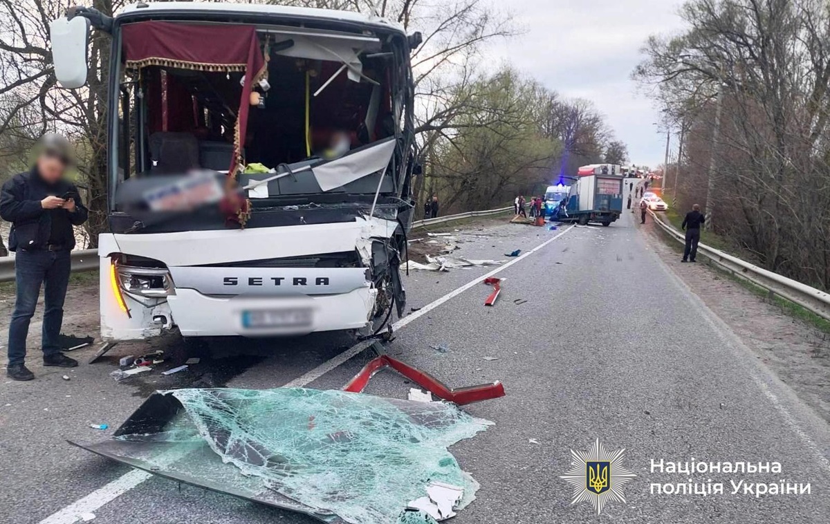 На Вінниччині вантажівка протаранила автобус з пасажирами