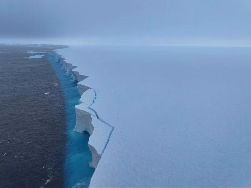 Найбільший у світі айсберг майже повністю розпався