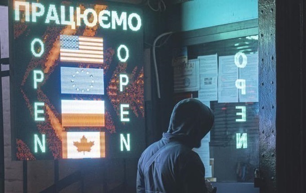 Офіційні курси долара і євро впали в Україні