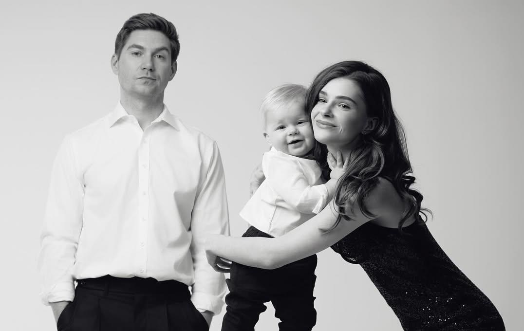 Остапчук із дружиною та сином покидає Україну