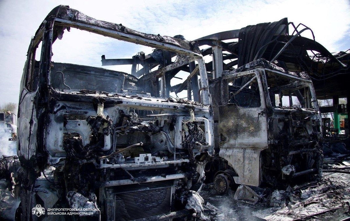 У Дніпрі згоріли 12 автомобілів на атакованій АЗС