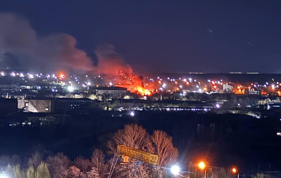 У Луганську та Криму масштабні пожежі після атаки