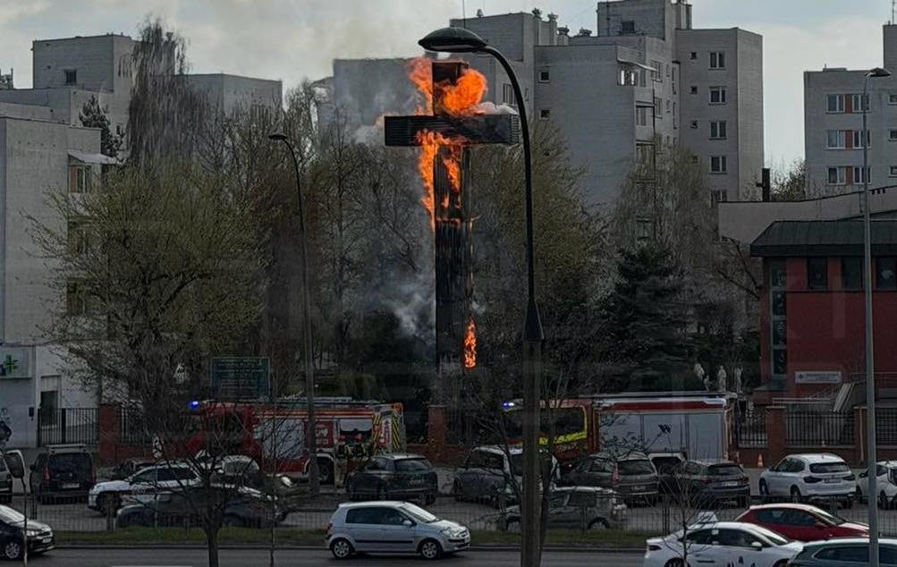 У Польщі у Страсну п’ятницю загорівся 17-метровий хрест