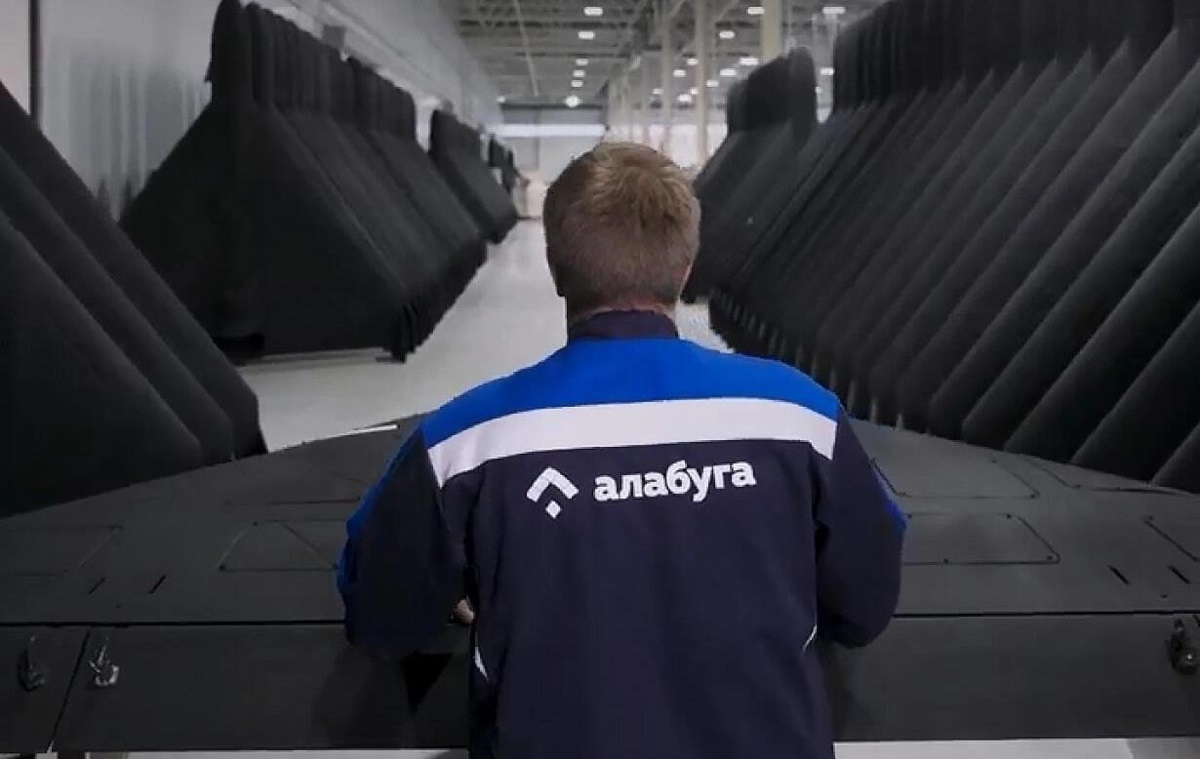 Україна звернулась до YouTube через рекламу центру дронів в РФ