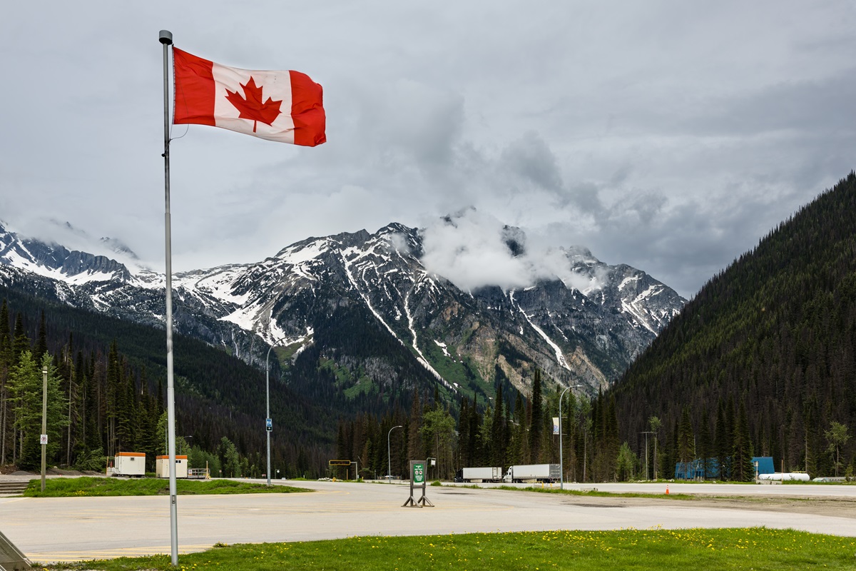Українцям у Канаді продовжили робочі дозволи