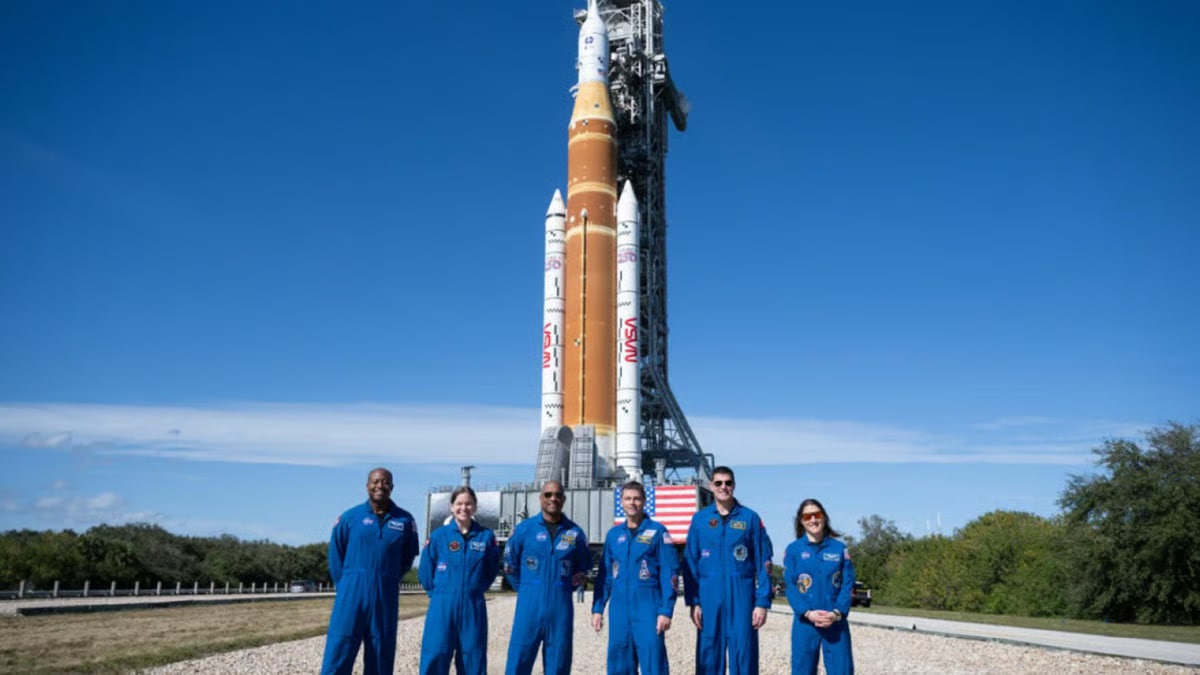 Уперше за 50 років: астронавти NASA вирушили до Місяця