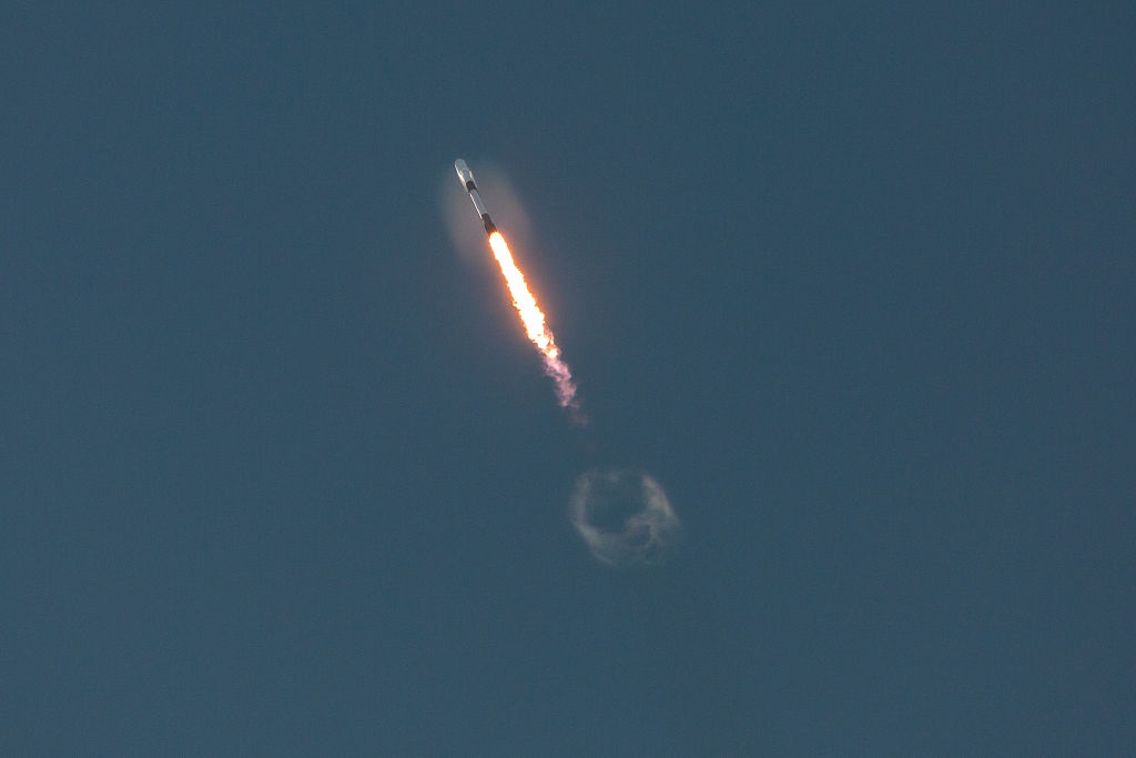 SpaceX запустила новий супутник-шпигун