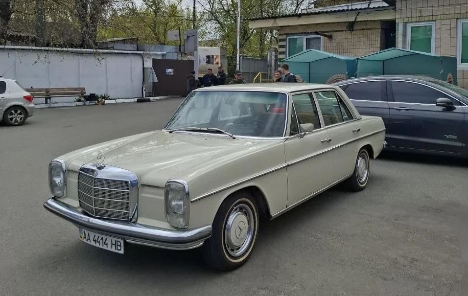 У Києві засвітився Mercedes-Benz W115 1970 року в оригінальному стані